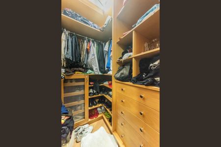 Casa à venda com 300m², 4 quartos e 4 vagasSuíte 2 - Closet