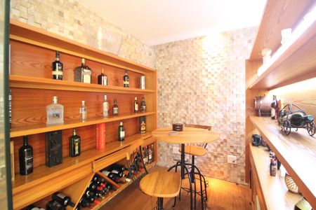 Casa à venda com 460m², 4 quartos e 4 vagasAdega