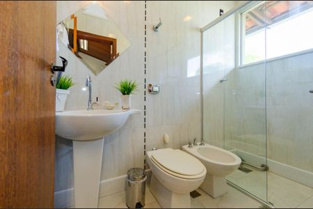 Casa à venda com 444m², 5 quartos e 3 vagasBanheiro suíte 1