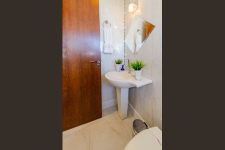 Casa à venda com 444m², 5 quartos e 3 vagasBanheiro suíte 1