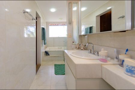 Casa à venda com 444m², 5 quartos e 3 vagasBanheiro suíte 2