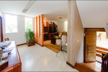 Casa à venda com 444m², 5 quartos e 3 vagasSala 2