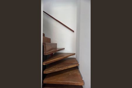 Apartamento à venda com 93m², 2 quartos e 2 vagas Apartamento à venda com 93m², 2 quartos e 2 vagasEscada