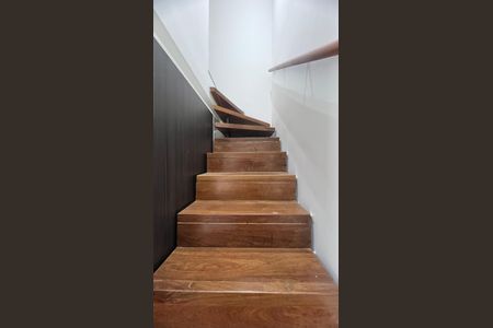 Apartamento à venda com 93m², 2 quartos e 2 vagas Apartamento à venda com 93m², 2 quartos e 2 vagasEscada