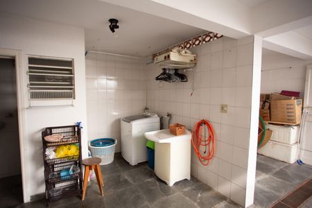 Casa à venda com 256m², 5 quartos e 4 vagas Casa à venda com 256m², 5 quartos e 4 vagasÁrea de Serviço