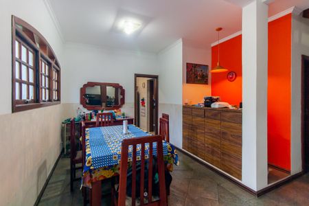 Casa à venda com 358m², 3 quartos e 2 vagas Casa à venda com 358m², 3 quartos e 2 vagasSala