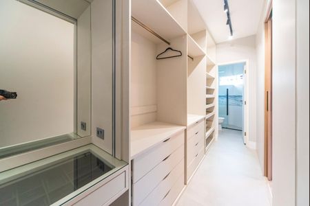 Casa à venda com 215m², 3 quartos e 4 vagas Casa à venda com 215m², 3 quartos e 4 vagasCloset Suíte