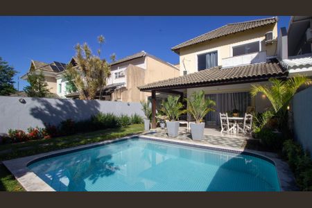 Casa de condomínio para alugar com 235m², 4 quartos e 2 vagasQuintal