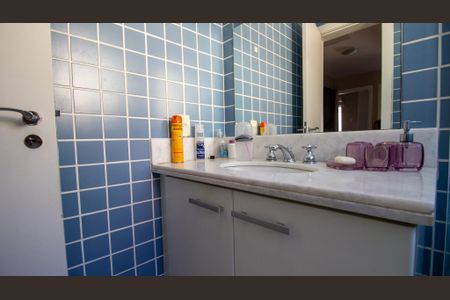 Casa de condomínio para alugar com 235m², 4 quartos e 2 vagasBanheiro Social