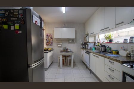 Casa de condomínio para alugar com 235m², 4 quartos e 2 vagasCozinha 