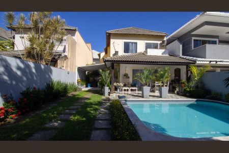 Casa de condomínio para alugar com 235m², 4 quartos e 2 vagasQuintal