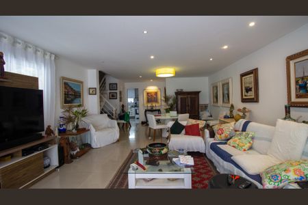 Casa de condomínio para alugar com 235m², 4 quartos e 2 vagasSala