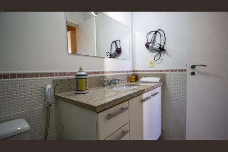 Casa de condomínio para alugar com 235m², 4 quartos e 2 vagasBanheiro da Suíte 1