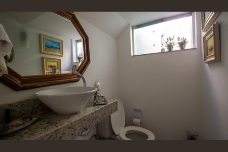 Casa de condomínio para alugar com 235m², 4 quartos e 2 vagasLavabo