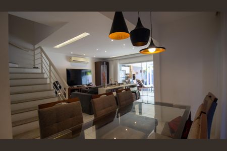 Casa de condomínio para alugar com 235m², 4 quartos e 2 vagas Casa de condomínio para alugar com 235m², 4 quartos e 2 vagasSala