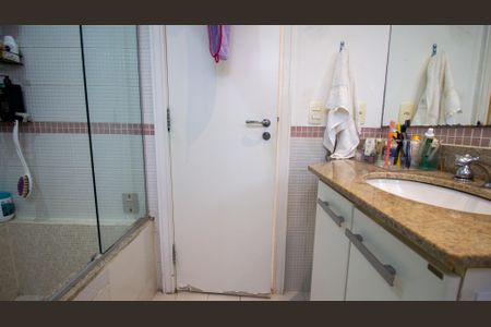 Casa de condomínio para alugar com 235m², 4 quartos e 2 vagas Casa de condomínio para alugar com 235m², 4 quartos e 2 vagasBanheiro da Suíte 1