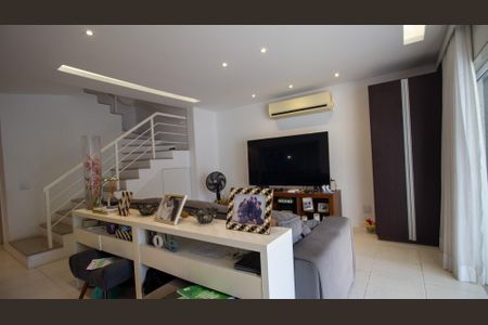 Casa de condomínio para alugar com 235m², 4 quartos e 2 vagas Casa de condomínio para alugar com 235m², 4 quartos e 2 vagasSala