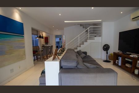 Casa de condomínio para alugar com 235m², 4 quartos e 2 vagas Casa de condomínio para alugar com 235m², 4 quartos e 2 vagasSala