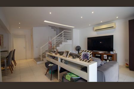 Casa de condomínio para alugar com 235m², 4 quartos e 2 vagas Casa de condomínio para alugar com 235m², 4 quartos e 2 vagasSala