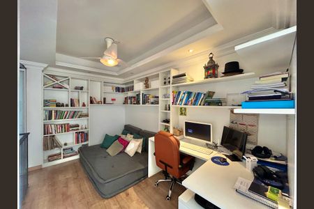 Casa à venda com 253m², 3 quartos e 2 vagasEscritório