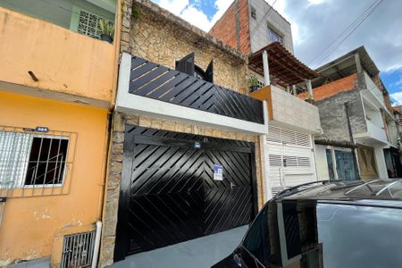 Casa à venda com 160m², 3 quartos e 1 vaga Casa à venda com 160m², 3 quartos e 1 vagaFachada