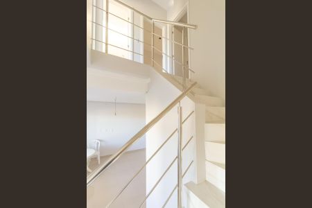 Casa à venda com 123m², 3 quartos e 2 vagas Casa à venda com 123m², 3 quartos e 2 vagasEscada