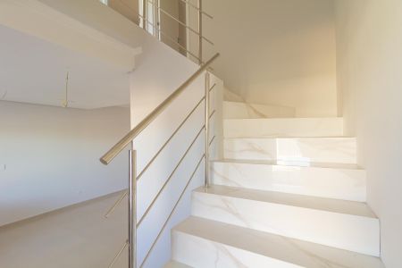 Casa à venda com 123m², 3 quartos e 2 vagas Casa à venda com 123m², 3 quartos e 2 vagasEscada