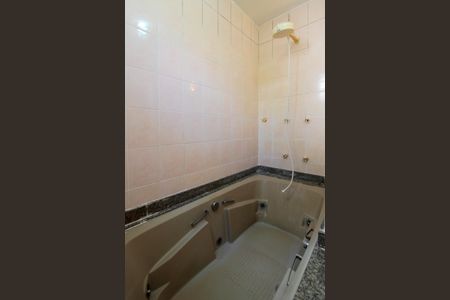 Casa de condomínio para alugar com 440m², 6 quartos e 4 vagasBanheiro social