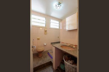 Casa de condomínio para alugar com 440m², 6 quartos e 4 vagasBanheiro social