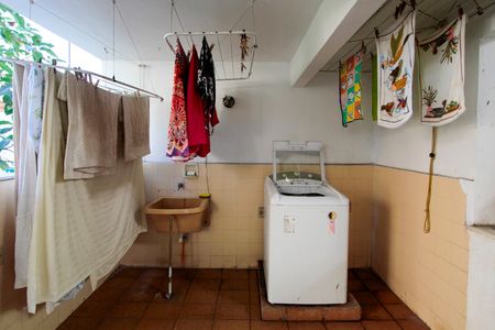 Casa de condomínio para alugar com 440m², 6 quartos e 4 vagasÁrea de Serviço