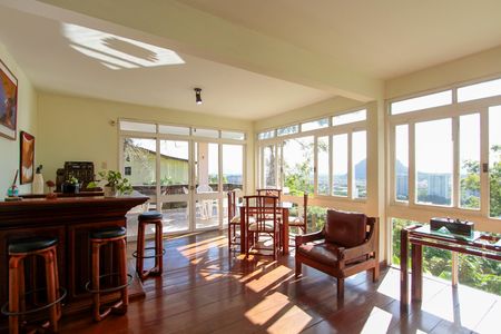 Casa de condomínio para alugar com 440m², 6 quartos e 4 vagasSala