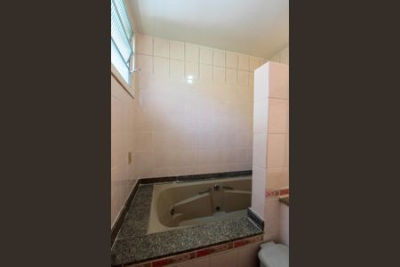 Casa de condomínio para alugar com 440m², 6 quartos e 4 vagasBanheiro social