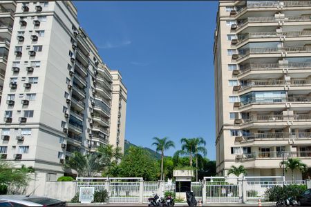 Apartamento à venda com 75m², 2 quartos e 3 vagas Apartamento à venda com 75m², 2 quartos e 3 vagasFachada e portaria