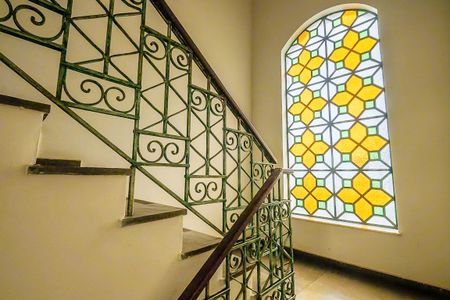 Casa à venda com 370m², 6 quartos e 4 vagas Casa à venda com 370m², 6 quartos e 4 vagasEscada