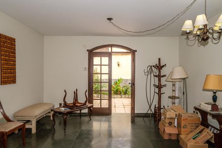 Casa à venda com 370m², 6 quartos e 4 vagas Casa à venda com 370m², 6 quartos e 4 vagasSala