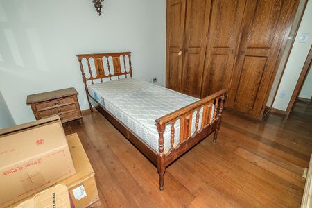 Casa à venda com 370m², 6 quartos e 4 vagas Casa à venda com 370m², 6 quartos e 4 vagasQuarto 4