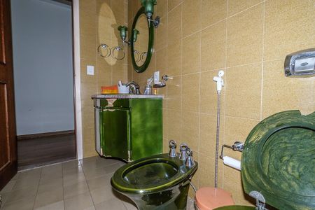 Casa à venda com 370m², 6 quartos e 4 vagas Casa à venda com 370m², 6 quartos e 4 vagasBanheiro Social