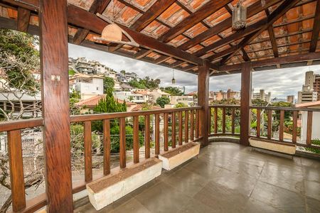 Casa à venda com 370m², 6 quartos e 4 vagas Casa à venda com 370m², 6 quartos e 4 vagasSacada/Quarto 3