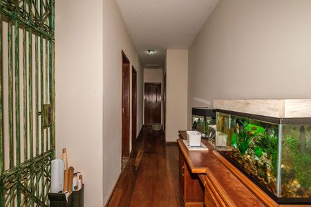 Casa à venda com 370m², 6 quartos e 4 vagas Casa à venda com 370m², 6 quartos e 4 vagasCorredor