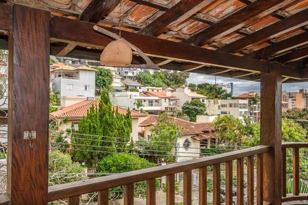 Casa à venda com 370m², 6 quartos e 4 vagas Casa à venda com 370m², 6 quartos e 4 vagasSacada/Quarto 3