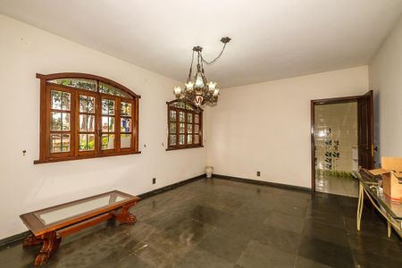 Casa à venda com 370m², 6 quartos e 4 vagas Casa à venda com 370m², 6 quartos e 4 vagasSala