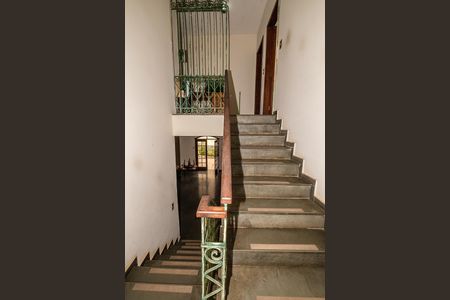 Casa à venda com 370m², 6 quartos e 4 vagas Casa à venda com 370m², 6 quartos e 4 vagasEscada