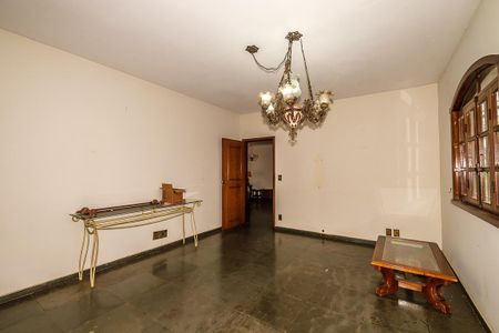 Casa à venda com 370m², 6 quartos e 4 vagas Casa à venda com 370m², 6 quartos e 4 vagasSala