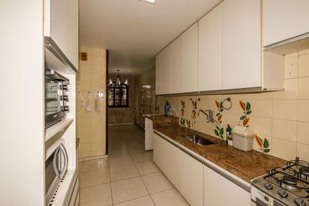 Casa à venda com 370m², 6 quartos e 4 vagas Casa à venda com 370m², 6 quartos e 4 vagasCozinha