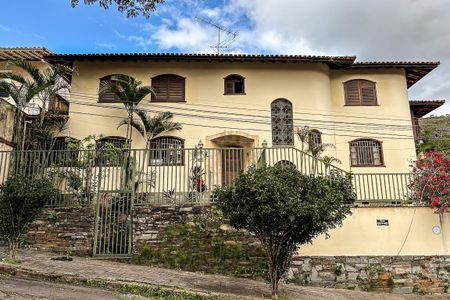 Casa à venda com 370m², 6 quartos e 4 vagas Casa à venda com 370m², 6 quartos e 4 vagasFachada