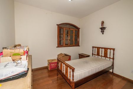 Casa à venda com 370m², 6 quartos e 4 vagas Casa à venda com 370m², 6 quartos e 4 vagasQuarto 4