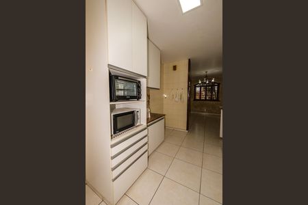 Casa à venda com 370m², 6 quartos e 4 vagas Casa à venda com 370m², 6 quartos e 4 vagasCozinha