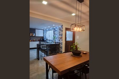 Casa à venda com 211m², 3 quartos e 3 vagas Casa à venda com 211m², 3 quartos e 3 vagasSala de Jantar