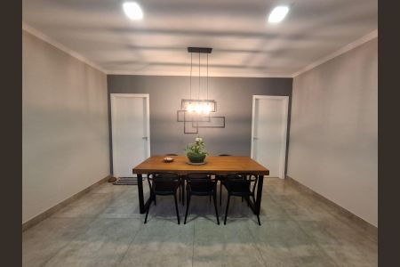 Casa à venda com 211m², 3 quartos e 3 vagas Casa à venda com 211m², 3 quartos e 3 vagasSala de Jantar