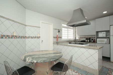 Casa à venda com 342m², 4 quartos e 6 vagas